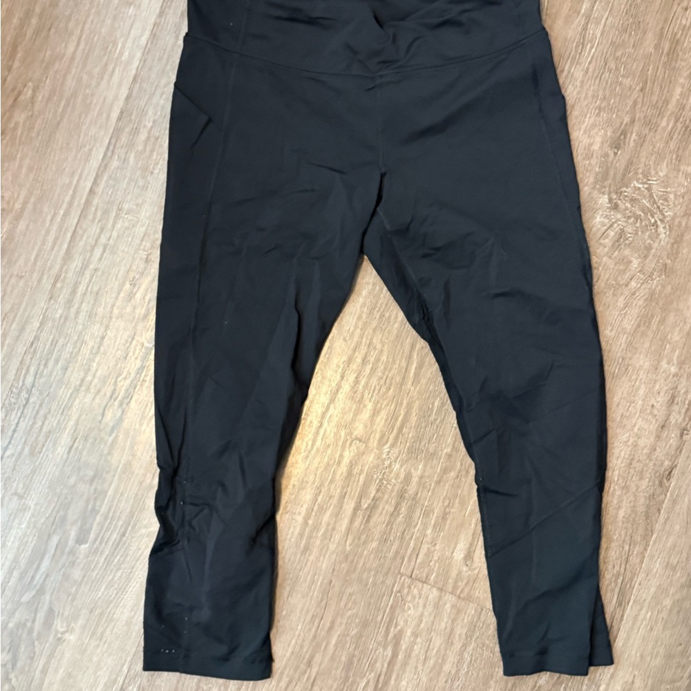 Lulu Lemon Cropped Leggs with Back Zipper
